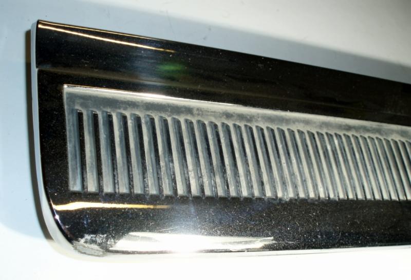 1964 Oldsmobile 98 4dr krom list höger bakskärm (litet skrapmärke)