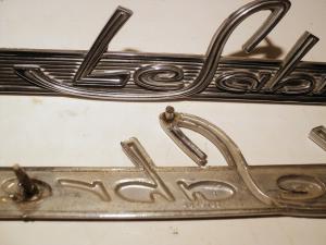 1963   Buick LeSabre   emblem (en pigg av)  (par)