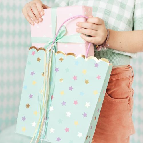 Presentpåse Stjärnor blandade färger 22x23 cm