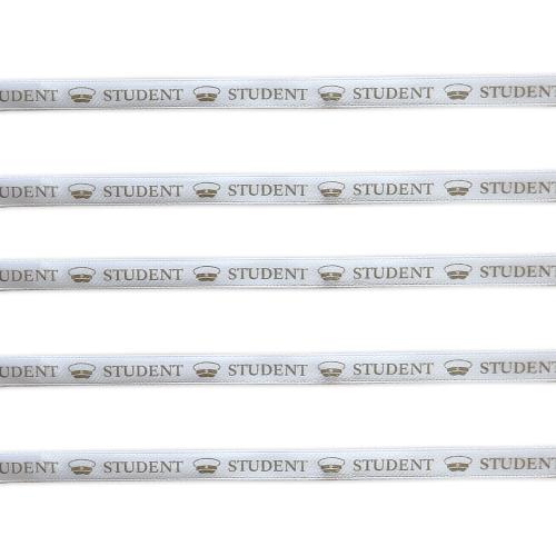 Vitt band med guldtext "student"