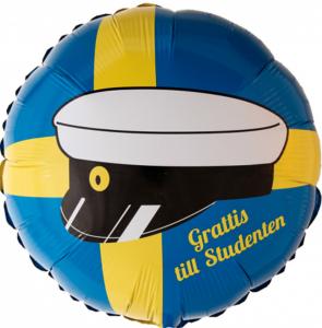 Rund folieballong med svenskaflaggan-motiv och en studentmössa med text grattis till studenten