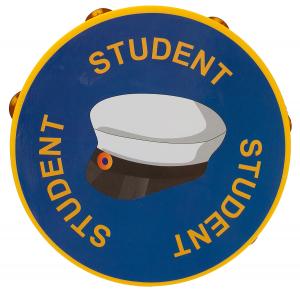 Blå tamburin i plast med texten "student" och en studentmössa