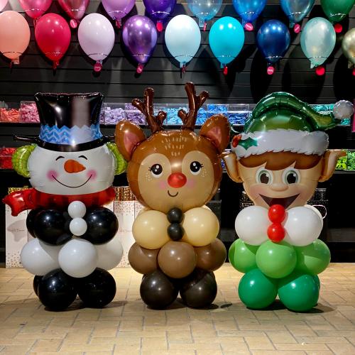 En Snögubbe, en Julalv och Rudolf!