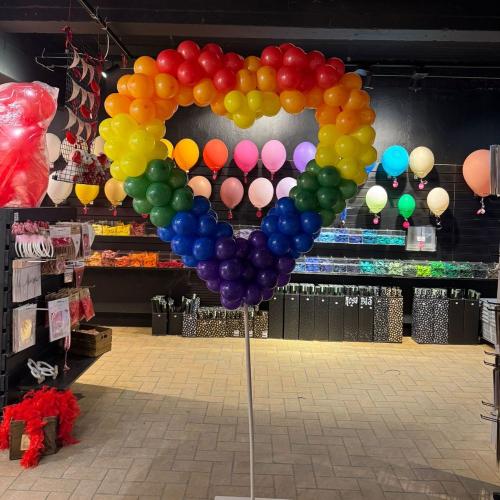 Genombrutet pridehjärta på pinne