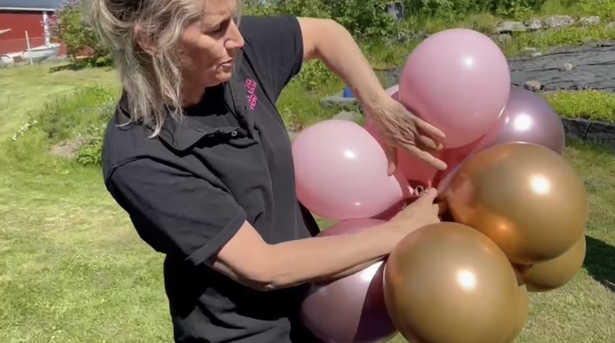 Skapa ballongbollar och dekorera partytältet