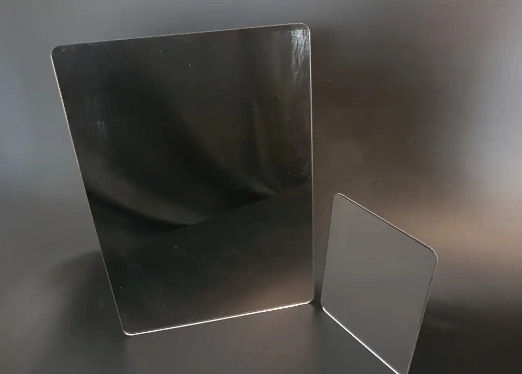 Akrylspegel med starkt häftämne. 400*270*3mm