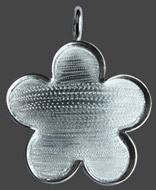 Blomma mellanstor, hänge 42 mm försilvrat, ca 2 mm djupt.