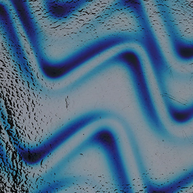 Dichroiskt fusingglas 10x10 cm Twizzle Röd silver på svart 2mm.