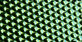 Dichroiskt fusingglas 5x10 cm på svart glas.