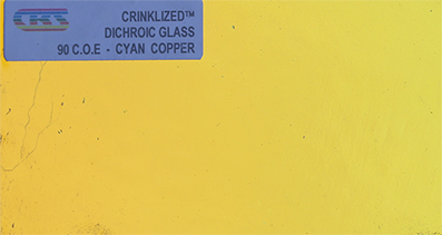 Dichroiskt fusingglas 5x10 cm Crinkle Färg Cyan Copper på svart botten.