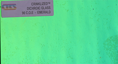Dichroiskt fusingglas 5x10 cm Crinkle Färg Emerald på svart botten.