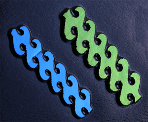 Dichroic CURRENT Grön Blå.  Stavarna är ca 6,5 cm långa. På svart botten