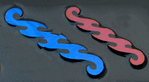 Dichroic Wavelength mörkröd blå. Stavarna är mellan 7 - 9 cm långa. På svart bottenglas, COE 90