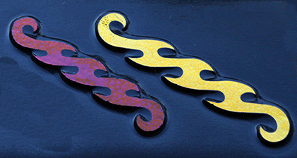 Dichroic Wavelength mörkröd grön (det guldiga blir grön).  Stavarna är ca 7 -9  cm långa. På svart bottenglas