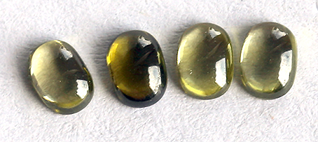 Zirkonia Olive 4st 3x4 mm cab. Priset är för 4 stycken.