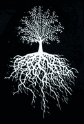 Dekal Livets träd i vitt.Ca 5x4 cm. Blir en vit siluett och passar på mörkare glasfärger.