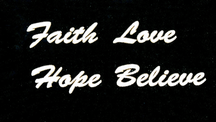 Dekal text i guldkontur med vitt inuti.  Varje ord är ca 8 x 20 mm. Bränns i högre temp än svart