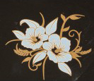 Dekal med guld och vitt , Hibiscus ca  3,5 x 4 cm. Bränns vid högre temperatur än de svarta.