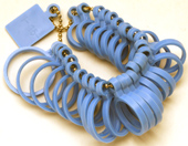 Fingermått. Storlekar från 4 -15 och halvstorlekarna däremellan.