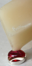 Stenvax håller stenen när inte pincetten är lämplig.