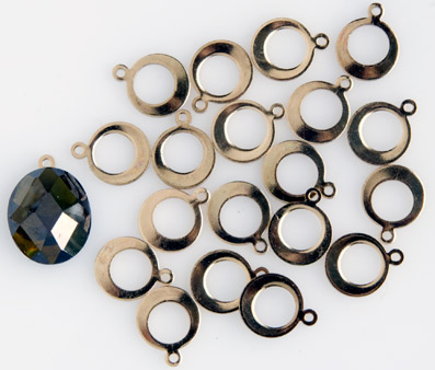 Hänge runt med hål, 20 styck förgyllt att limmas på t.ex glas, keramik, silver. Förgyllda.