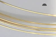 Gold-filled halvrund tråd, 1 mm, mjuk. Pris per 1/2 meter.
