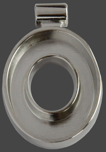 Hänge ovalt genombrutet, försilvrat. Ovalen är 35 x 28 mm