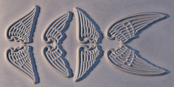 Gummimatta änglavingar 10x5 cm som ger nedsänkt relief