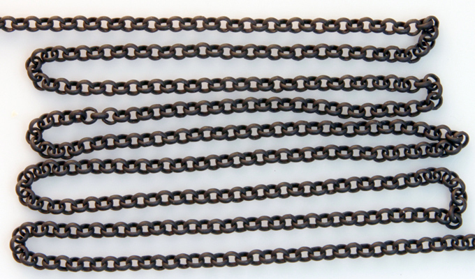 Kedja "rollo" matt svart 3 mm länk. Säljs per 1/2 meter.