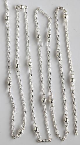 Kedja försilvrad länkar och kulor. Säljs per 1/2 meter.