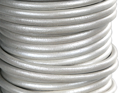 Läderrem 5mm rund metallic vit. Säljs per 20 cm. 