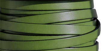 Läderrem 10 mm, 20cm Grön med svart kant. Platt ca 2mm tjock.