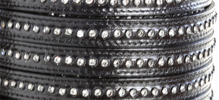 Läderrem 10 mm platt med kristaller, svart. Säljs per 20 cm