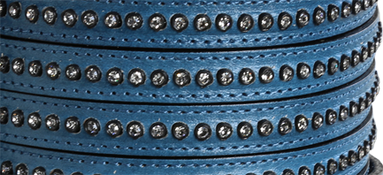 Läderrem 10 mm platt med kristaller, indigoblå. Säljs per 20 cm