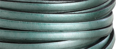 Läder 5 mm metallic grön, 20 cm. Ca 2mm tjockt. Priset är per 20 cm