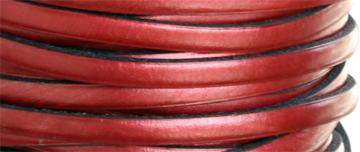 Läder 5 mm metallic röd, 20 cm. Ca 2mm tjockt. Priset är per 20 cm