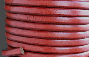 Läderrem 10x6 mm "Antik Röd" . Regaliz. Pris per 20 cm.