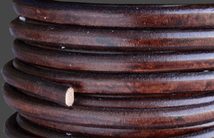 Läderrem 10x6 mm Antik brunröd. Regaliz. Pris per 20 cm.