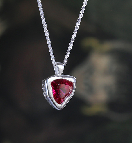 Zirkonia rubinröd 10 x 10 mm. Geometrisk form.