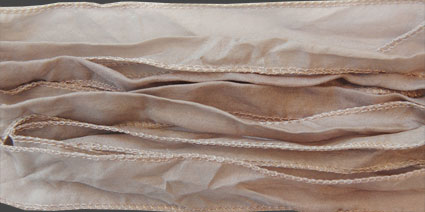 Sidenband, tvättat och handfärgat 20 mm brett, 1meter.