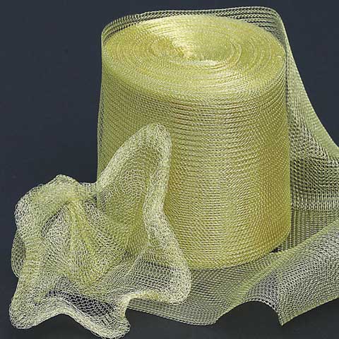 Ljust guldig, tät väv, tunn tråd. 8,5cm bred. 1 meter.