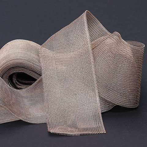 Metalliskt brun, tät väv, tunn tråd. 8,5cm bred. 1 meter.