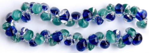 Glasdroppar i en sträng om ca 25 st. Mörkblå-turkos