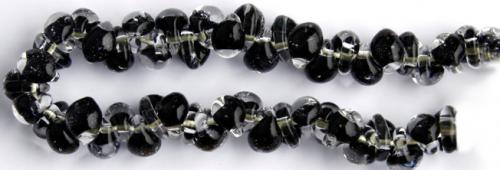 Glasdroppar i en sträng om ca 25 st. Svart