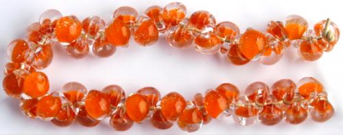 Glasdroppar i en "strand" om ca 25 st. Orange