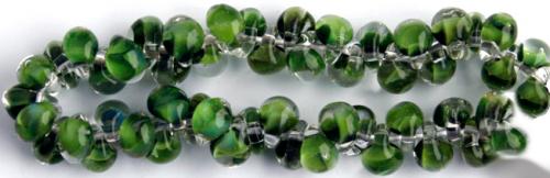 Glasdroppar i en "strand" om ca 25 st. Multi mörkgrön