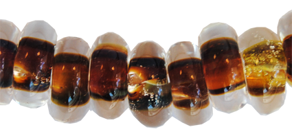 Glasringar sträng om ca 25 st. Mörk bärnstensfärg