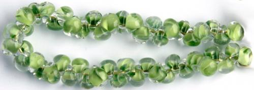 Glasdroppar i en "strand" om ca 25 st. Grön-grön