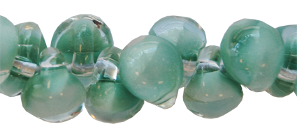 Glasdroppar i en "strand" om ca 25 st. Ljust blågrön