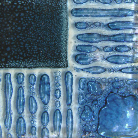 Artisan Mystic Blue som ger bubblor mellan glas